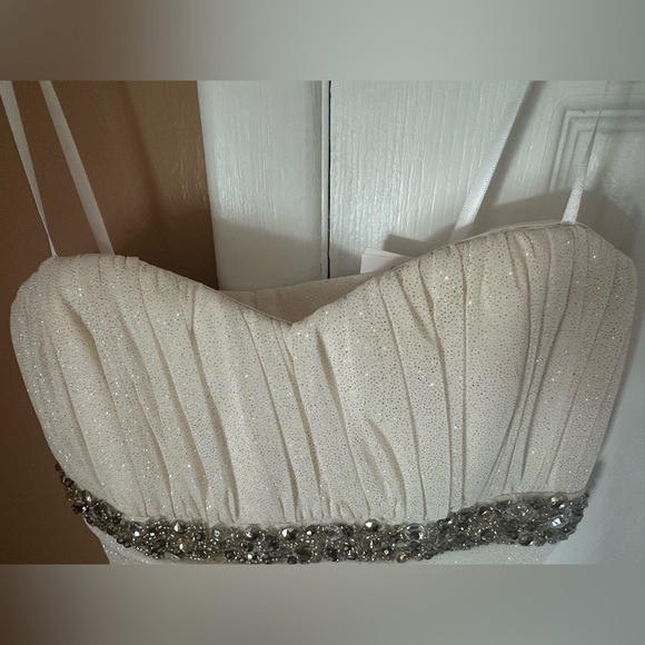 NWT Strapless White w/ Glitter dress; Juniors large - Picture 12 of 12